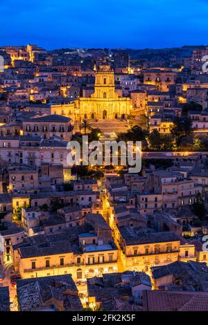 Duomo de San Giorgio à Modica, bel exemple de l'art baroque sicilien Sicile, sud de l'Italie. Modica (province de Ragusa), vue sur la ville baroque. SICI Banque D'Images