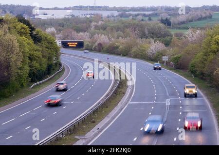 Les informations « Minimise Travel » s'affichent sur le panneau de signalisation de l'autoroute à destination de Douvres depuis Londres pendant la phase de relâchement du coronavirus, au Royaume-Uni Banque D'Images