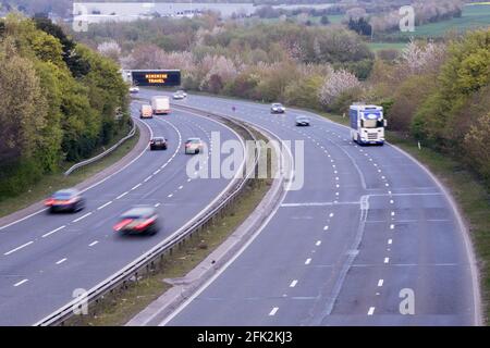 Les informations « Minimise Travel » s'affichent sur le panneau de signalisation de l'autoroute à destination de Douvres depuis Londres pendant la phase de relâchement du coronavirus, au Royaume-Uni Banque D'Images