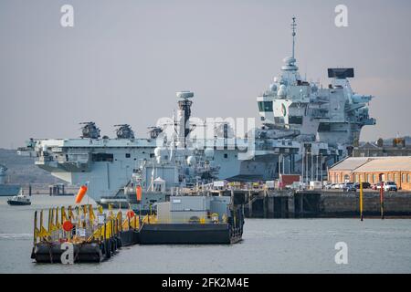 Vue du vaisseau amiral de la Royal Navy, HMS Queen Elizabeth (R08), à la base navale de Portsmouth, au Royaume-Uni, le 27 avril 2021, après avoir embarqué des variantes anti-sous-marines et aéroportées d'alerte précoce de l'hélicoptère Merlin. Le navire est en train de préparer les exercices du groupe Carrier Strike dans les eaux britanniques, puis de se déployer à l'étranger. Banque D'Images