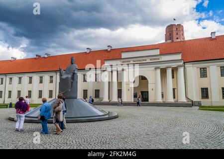 VILNIUS, LITUANIE - 15 AOÛT 2016 : Musée national de Lituanie à Vilnius, Lituanie. Statue de Mindaugas, le premier grand-duc connu de Lituanie Banque D'Images