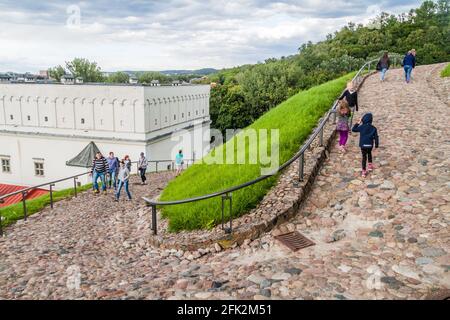 VILNIUS, LITUANIE - 15 AOÛT 2016 : les gens marchent sur un chemin pavé vers le château supérieur de Vilnius, Lituanie Banque D'Images