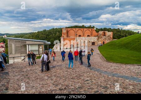 VILNIUS, LITUANIE - 15 AOÛT 2016 : personnes au château supérieur de Vilnius, Lituanie Banque D'Images