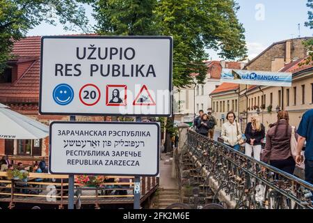 VILNIUS, LITUANIE - 15 AOÛT 2016 : panneau à l'entrée de la République d'Uzupio à Vilnius, Lituanie. Banque D'Images