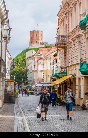 VILNIUS, LITUANIE - 15 AOÛT 2016 : rue pavée étroite et tour de Gediminas Gedimino à Vilnius, Lituanie, partie du château de Vilnius supérieure Comple Banque D'Images