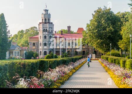 SIGULDA, LETTONIE - 20 AOÛT 2016 : vue sur le nouveau jardin du château de Sigulda, Lettonie Banque D'Images