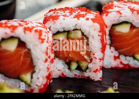 Rouleaux de style sushi californien, avec légumes crus, arrière-plan de la frontière alimentaire Banque D'Images