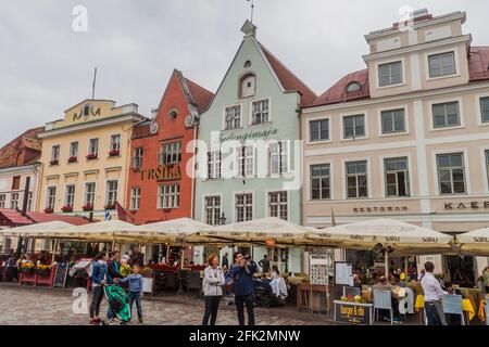 TALLINN, ESTONIE - 22 AOÛT 2016 : les gens s'assoient dans les restaurants de la place Raekoja à Tallinn. Banque D'Images