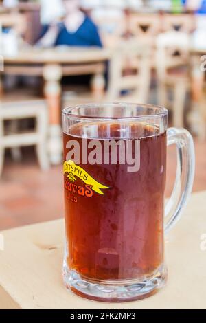 TALLINN, ESTONIE - 22 AOÛT 2016 : verre de bière Uzavas dans un restaurant de Tallinn, Estonie Banque D'Images