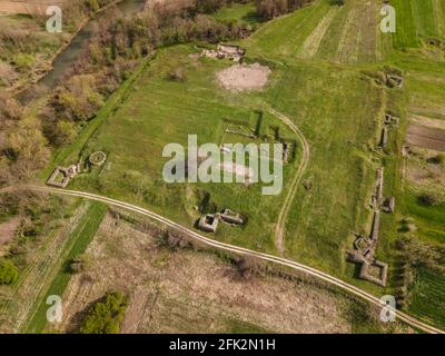Vue aérienne de drone sur Felix Timacum moins ancien château et garnison militaire de forteresse de l'époque de l'empire romain avec des murs et bâtiments restants Banque D'Images