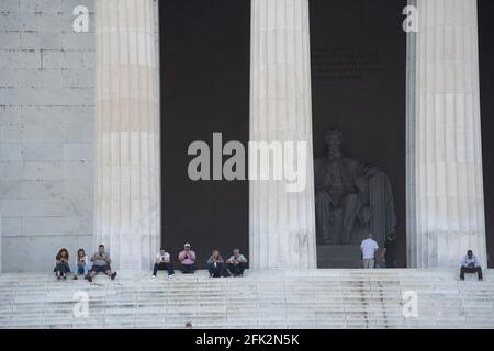 Washington, États-Unis. 27 avril 2021. Les gens visitent le Lincoln Memorial à Washington, DC, aux États-Unis, le 27 avril 2021. Les Centers for Disease Control and Prevention (CDC) des États-Unis ont dévoilé mardi de nouvelles lignes directrices pour les Américains entièrement vaccinés, y compris des activités qu'ils peuvent reprendre en toute sécurité sans porter de masques. Credit: Liu Jie/Xinhua/Alay Live News Banque D'Images