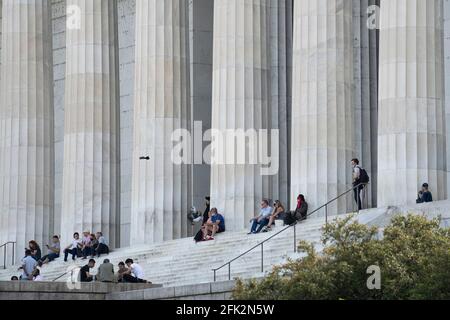 Washington, États-Unis. 27 avril 2021. Les gens visitent le Lincoln Memorial à Washington, DC, aux États-Unis, le 27 avril 2021. Les Centers for Disease Control and Prevention (CDC) des États-Unis ont dévoilé mardi de nouvelles lignes directrices pour les Américains entièrement vaccinés, y compris des activités qu'ils peuvent reprendre en toute sécurité sans porter de masques. Credit: Liu Jie/Xinhua/Alay Live News Banque D'Images
