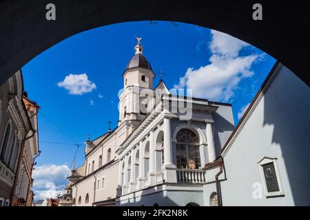 L'église de Sainte-Thérèse à Vilnius, vue depuis la porte de l'Aube, en Lituanie. Banque D'Images