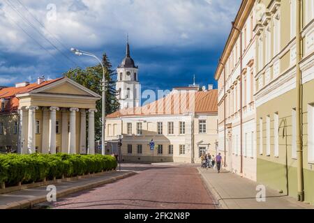 VILNIUS, LITUANIE - 15 AOÛT 2016 : bâtiments sur la place Simono Daukanto à Vilnius, Lituanie Banque D'Images