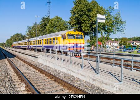 SIGULDA, LETTONIE - 20 AOÛT 2016 : train à la gare de Sigulda, Lettonie Banque D'Images