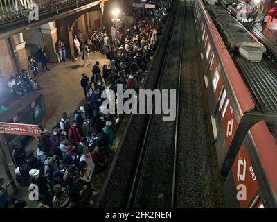 Sao Paulo, Sao Paulo, Brésil. 27 avril 2021. Sao Paulo (SP), 27/04/2021 - MOVIMENTACAO/ESTACAO LUZ /SAO PAULO - E grande a movimentacao de pessoas na plataforma da CPTM na estacao Luz, na noite desta terca-feira crédit: Leco Viana/TheNEWS2/ZUMA Wire/Alay Live News Banque D'Images