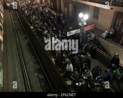 Sao Paulo, Sao Paulo, Brésil. 27 avril 2021. Sao Paulo (SP), 27/04/2021 - MOVIMENTACAO/ESTACAO LUZ /SAO PAULO - E grande a movimentacao de pessoas na plataforma da CPTM na estacao Luz, na noite desta terca-feira crédit: Leco Viana/TheNEWS2/ZUMA Wire/Alay Live News Banque D'Images