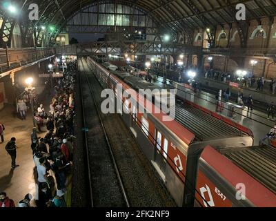 Sao Paulo, Sao Paulo, Brésil. 27 avril 2021. Sao Paulo (SP), 27/04/2021 - MOVIMENTACAO/ESTACAO LUZ /SAO PAULO - E grande a movimentacao de pessoas na plataforma da CPTM na estacao Luz, na noite desta terca-feira crédit: Leco Viana/TheNEWS2/ZUMA Wire/Alay Live News Banque D'Images