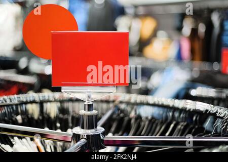 Étiquette de prix de marque d'achat vierge sur le présentoir du détaillant dans le présentoir boutique de textiles de mode magasin de détail au détail Banque D'Images