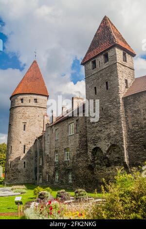 À tour les murs de fortification de la vieille ville de Tallinn, Estonie Banque D'Images