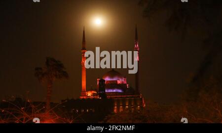 Le Caire, Égypte. 27 avril 2021. La super lune est vue au-dessus de la Citadelle de Saladin au Caire, en Égypte, le 27 avril 2021. Credit: Sui Xiankai/Xinhua/Alay Live News Banque D'Images