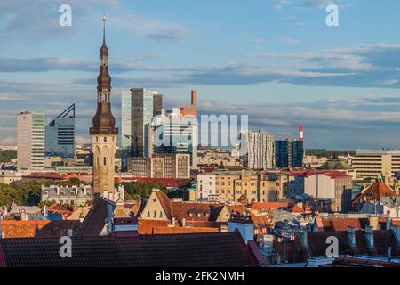 Horizon de la vieille ville et bâtiment moderne derrière à Tallinn, Estonie Banque D'Images