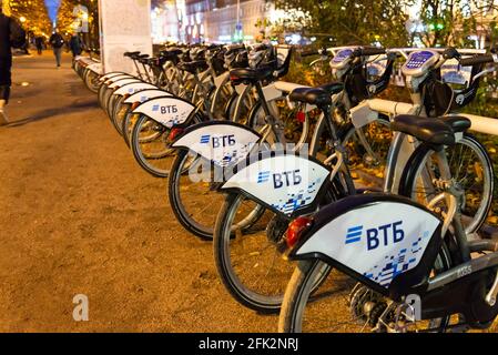 Moscou. Russie. Automne 2019. Une gamme de vélos de location. Location de vélos sur l'un des boulevards de Moscou. Banque D'Images