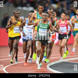 Emanuel Gisamoda (Tanzanie), Yomif Kejelcha (Ethiopie), Mo Farah (Grande-Bretagne). 5000 mètres hommes, qualification. Championnats du monde de l'IAAF Londres 2017 Banque D'Images