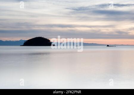 Coucher de soleil à Bowman Bay, parc régional de Deception Pass - WA, États-Unis Banque D'Images