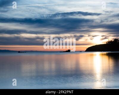 Coucher de soleil à Bowman Bay, parc régional de Deception Pass - WA, États-Unis Banque D'Images