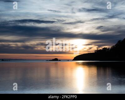 Coucher de soleil à Bowman Bay, parc régional de Deception Pass - WA, États-Unis Banque D'Images