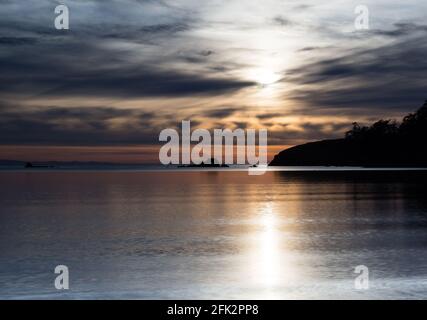 Coucher de soleil à Bowman Bay, parc régional de Deception Pass - WA, États-Unis Banque D'Images