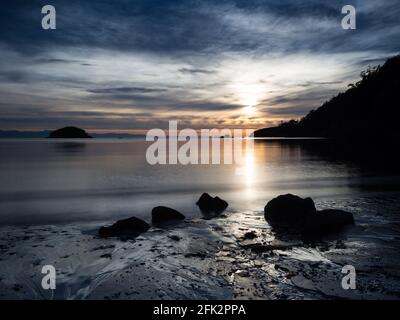 Coucher de soleil à Bowman Bay, parc régional de Deception Pass - WA, États-Unis Banque D'Images