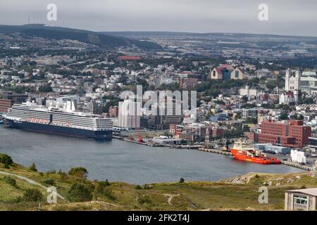 Vue aérienne des navires de croisière et des navires industriels au quai du port de St. John's à Terre-Neuve, prise de signal Hill Banque D'Images