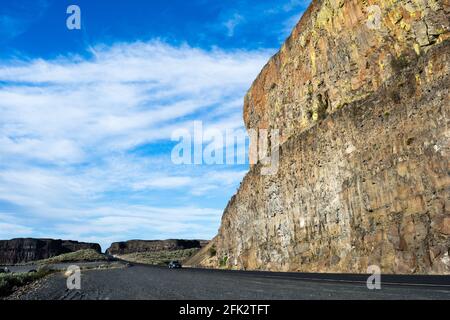 Route pittoresque dans le désert longeant des formations rocheuses de basalte près de Grand Coulee, dans l'est de l'État de Washington, aux États-Unis Banque D'Images