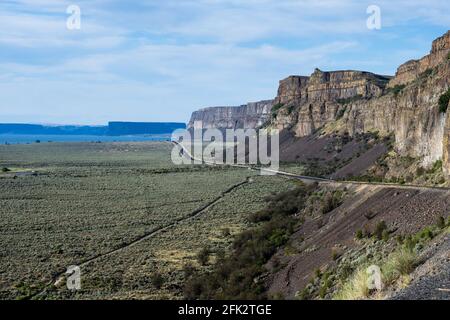 Route pittoresque dans le désert longeant des formations rocheuses de basalte près de Grand Coulee, dans l'est de l'État de Washington, aux États-Unis Banque D'Images