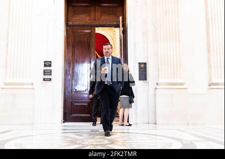Washington, États-Unis. 27 avril 2021. Le sénateur américain Ted Cruz (R-TX) quitte un déjeuner du caucus républicain du Sénat. Crédit : SOPA Images Limited/Alamy Live News Banque D'Images