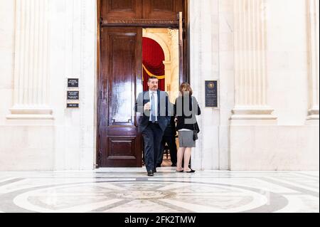 Washington, États-Unis. 27 avril 2021. Le sénateur américain Ted Cruz (R-TX) quitte un déjeuner du caucus républicain du Sénat. Crédit : SOPA Images Limited/Alamy Live News Banque D'Images