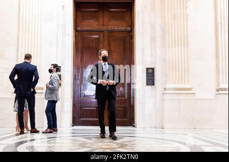 Washington, États-Unis. 27 avril 2021. Le sénateur américain Pat Toomey (R-PA) quitte un déjeuner du caucus républicain du Sénat. Crédit : SOPA Images Limited/Alamy Live News Banque D'Images