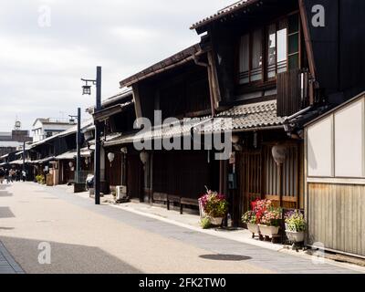 Gifu, Japon - 5 octobre 2015 : Kawaramachi, une vieille rue avec des maisons marchandes traditionnelles - cafés et boutiques de souvenirs à l'intérieur Banque D'Images