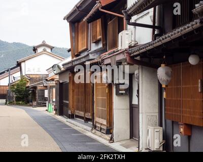 Gifu, Japon - 5 octobre 2015 : Kawaramachi, une vieille rue avec des maisons marchandes traditionnelles - cafés et boutiques de souvenirs à l'intérieur Banque D'Images