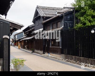 Gifu, Japon - 5 octobre 2015 : Kawaramachi, une vieille rue avec des maisons marchandes traditionnelles - cafés et boutiques de souvenirs à l'intérieur Banque D'Images