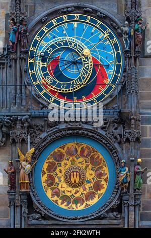 Horloge astronomique verticale de Prague, vieil hôtel de ville, Prague, République tchèque. Banque D'Images