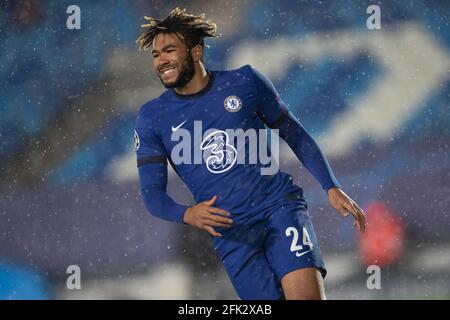 Madrid, Espagne. 27 avril 2021. La Reece James de Chelsea réagit lors de la demi-finale du match de football de la première jambe de l'UEFA Champions League entre Real Madrid et Chelsea à Madrid, Espagne, le 27 avril 2021. Credit: Meng Dingbo/Xinhua/Alay Live News Banque D'Images