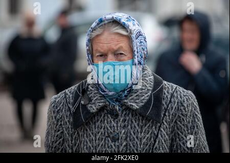 Tambov, région de Tambov, Russie. 25 avril 2021. Une femme âgée portant un masque facial comme mesure préventive contre la propagation du coronavirus, vue dans la rue Sovetskaya à Tambov. Les personnes de plus de 65 ans sont encouragées à rester à la maison et à passer moins de temps dans les lieux publics en raison de la pandémie de Covid-19. Credit: Lev Vlasov/SOPA Images/ZUMA Wire/Alay Live News Banque D'Images