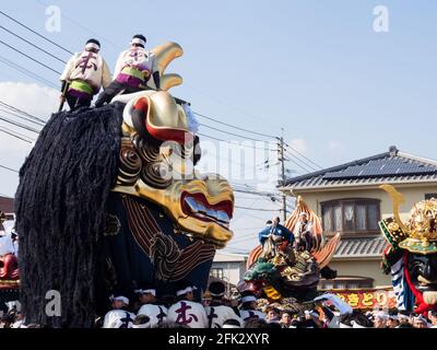 Caratsu, Japon - 3 novembre 2016 : la cérémonie d'Otabisho Shinko est le principal événement du festival de Caratsu Kunchi; des flotteurs massifs et colorés sont tirés thr Banque D'Images