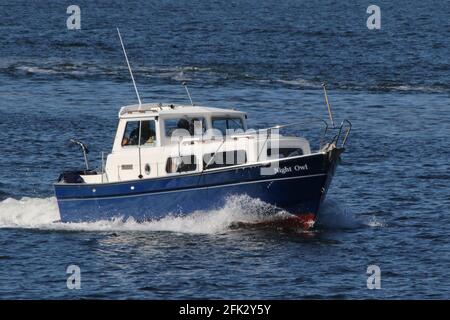 Night Owl, un bateau à moteur privé de Hardy, passant par East India Harbor sur le Firth of Clyde. Banque D'Images