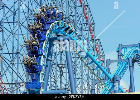 Blackpool , Lancashire-Angleterre - 25.04.2021 - amateurs de sensations fortes en profitant de la randonnée en montagnes russes Infusion Banque D'Images