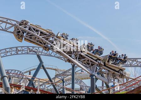 Blackpool , Lancashire-Angleterre - 25.04.2021 - amateurs de sensations fortes en profitant de l'attraction emblématique en montagnes russes Banque D'Images