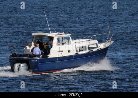 Night Owl, un bateau à moteur privé de Hardy, passant par East India Harbor sur le Firth of Clyde. Banque D'Images